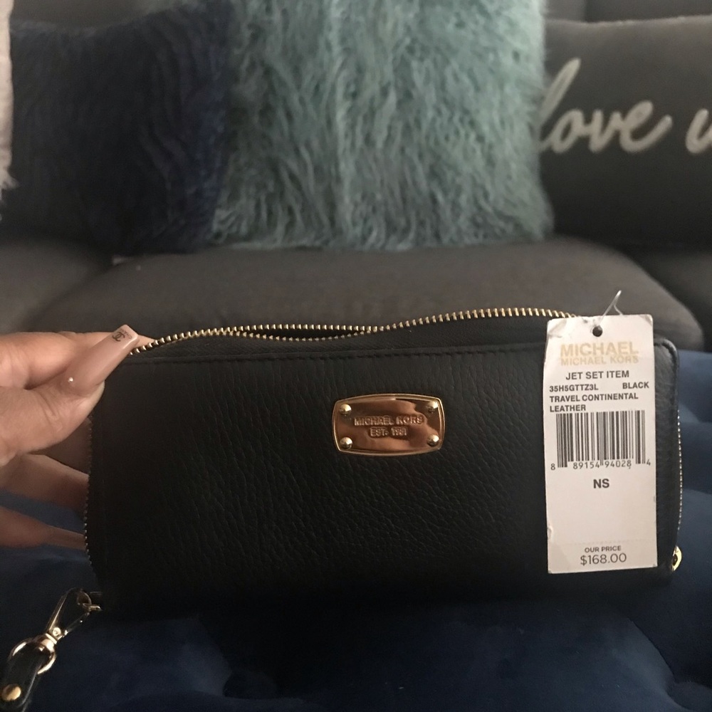 Brand New Michael Kors Wallet tags still attached